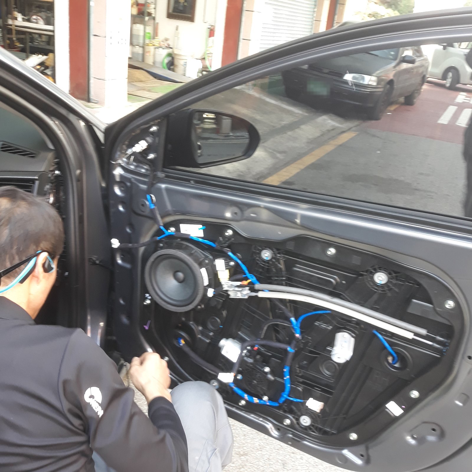 아반떼 AD 도어 패널을 떼어내고 배선 작업을 하는 모습