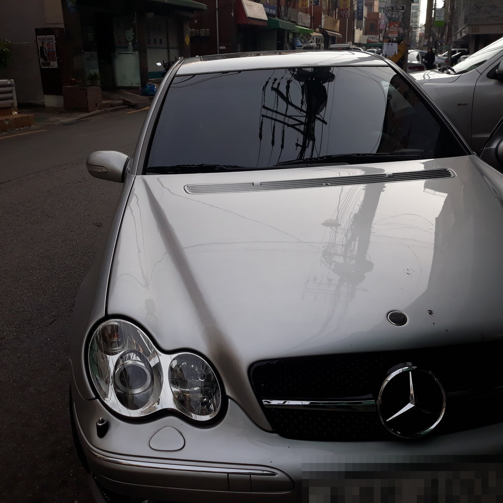 벤츠 C32 AMG 차량 앞면 — 운전석 사이드미러 접이모터 교체 수리 차량