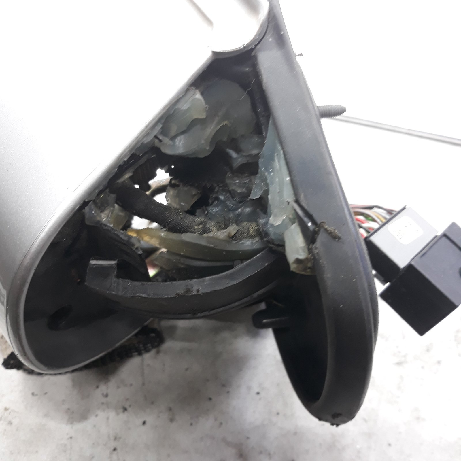 벤츠 C32 AMG 운전석 사이드미러 내부를 실리콘으로 채워 고정한 상태