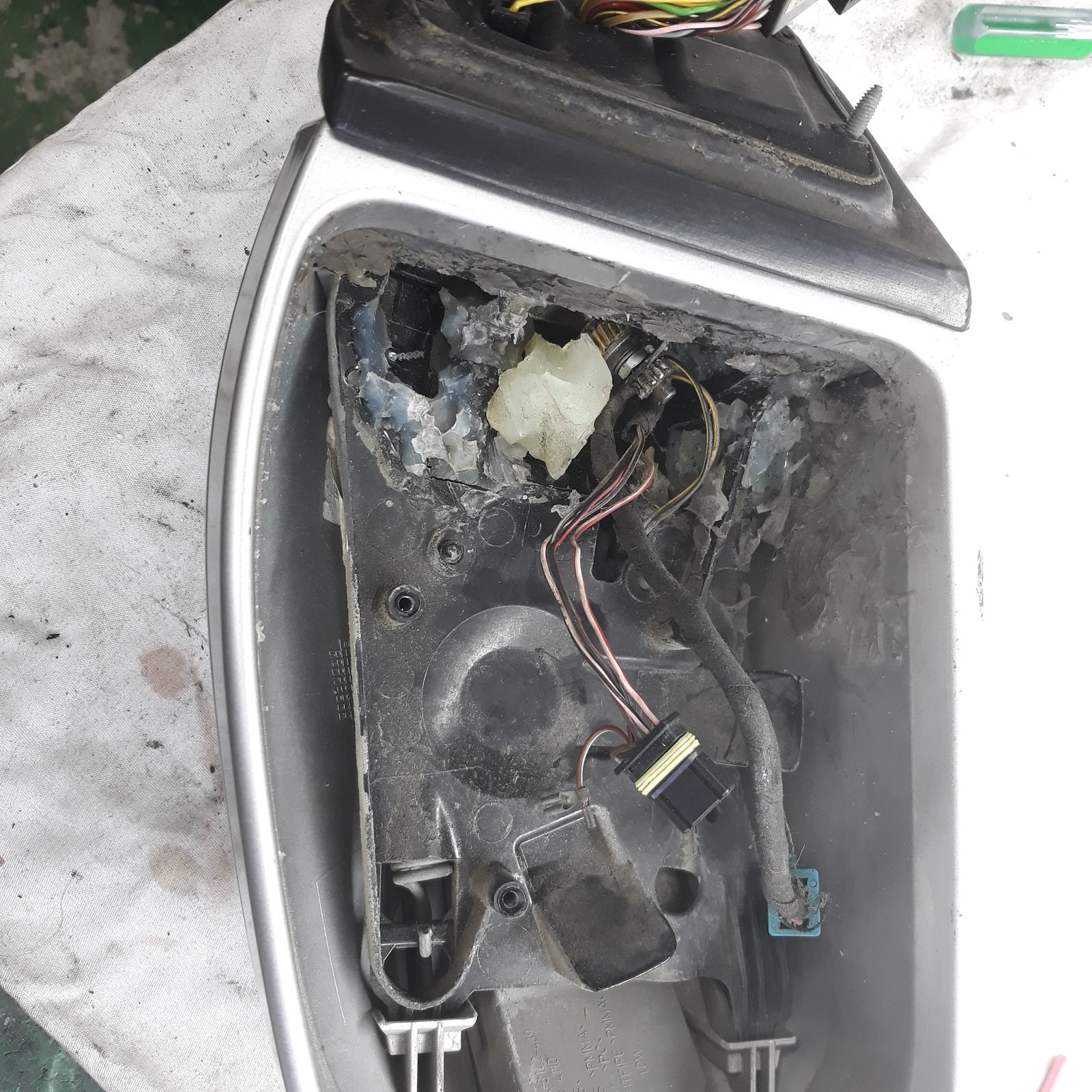 벤츠 C32 AMG 운전석 사이드미러 하우징 안에 굳어 있는 실리콘
