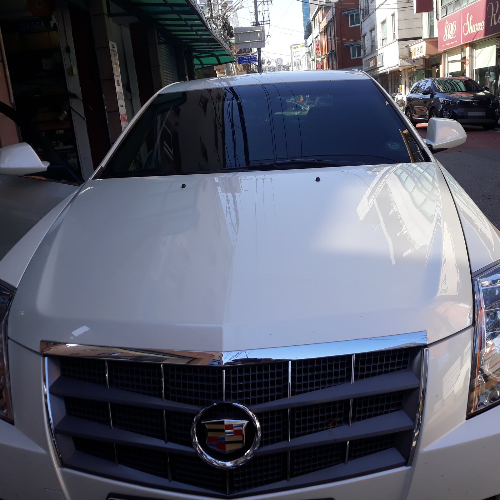 캐딜락 CTS 차량 앞면 — 조수석 사이드미러 접이모터 고장 수리 차량