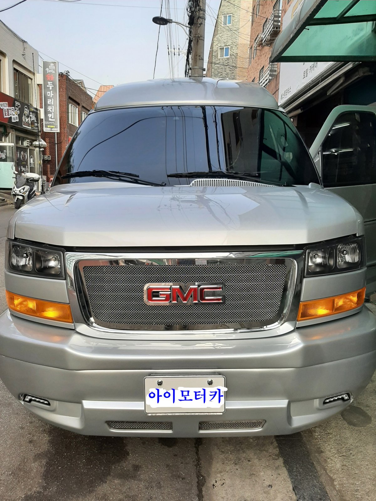 GMC 사바나 밴 앞모습