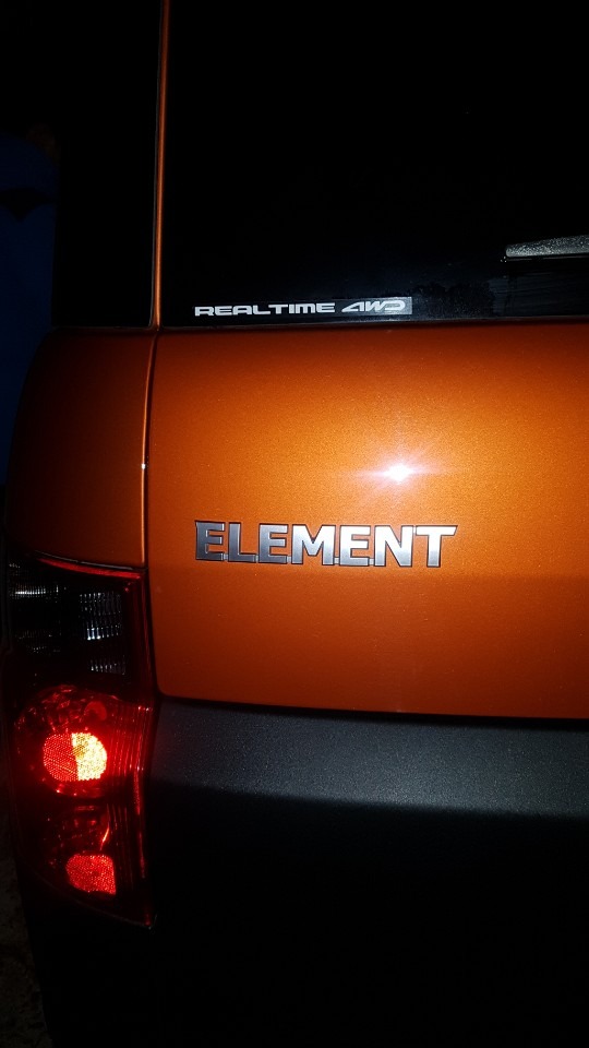 사이드미러 전동접이 개조로 입고된 주황색 혼다 엘리먼트 — ELEMENT 엠블럼