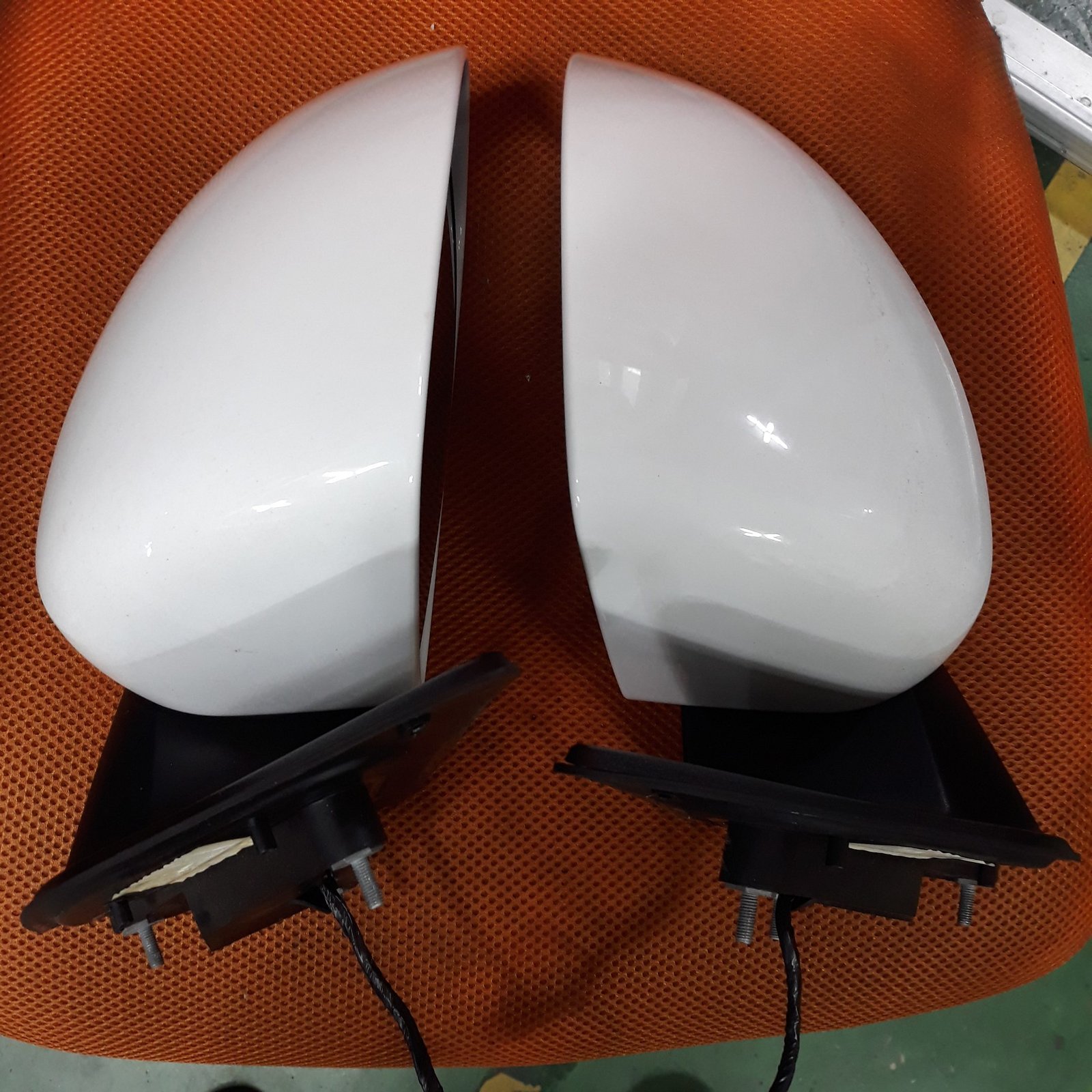 지프 컴패스 운전석·조수석 사이드미러 한 쌍 — 흰색 커버 쪽