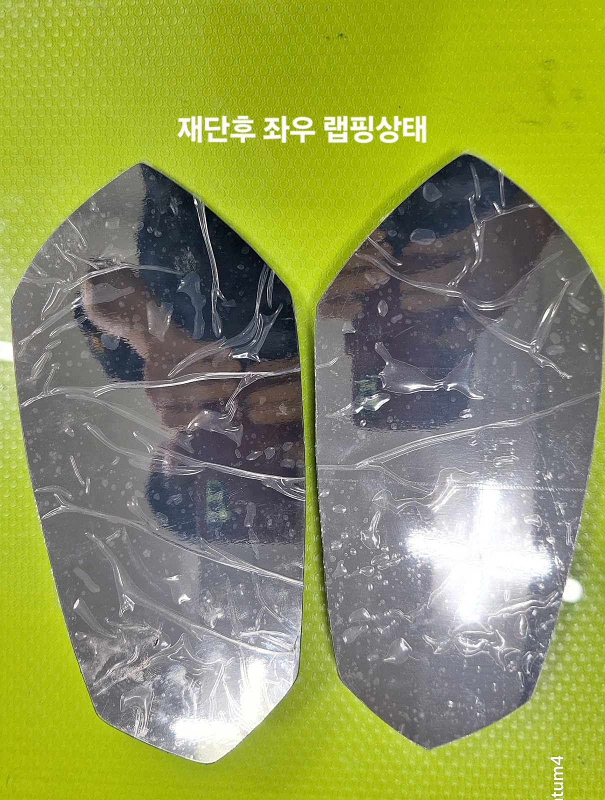 람보르기니 아벤타도르 좌우 사이드미러 유리 재단 후 랩핑 상태