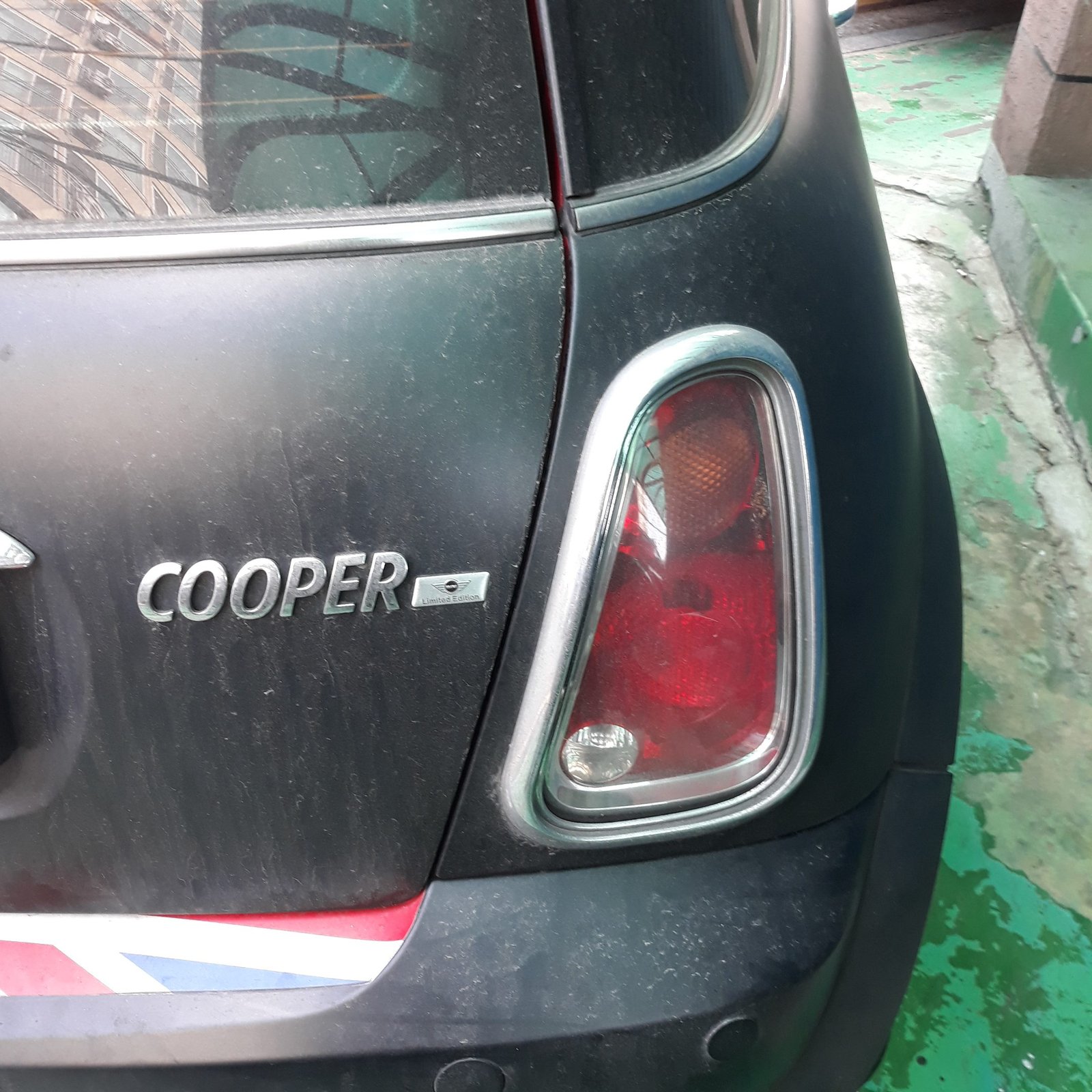 미니쿠퍼 뒷모습 COOPER 엠블럼
