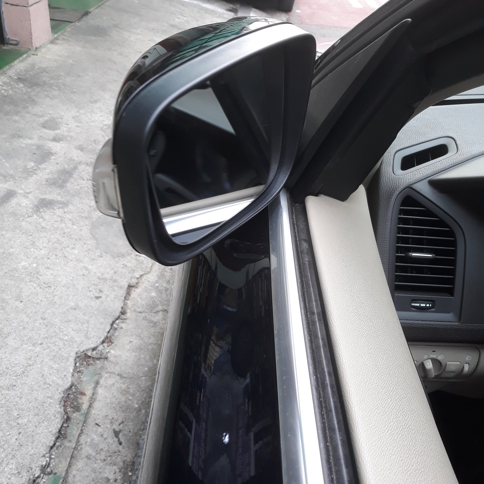볼보 XC60 운전석 사이드미러 — 전동접이가 작동하지 않던 미러