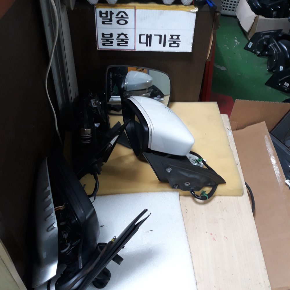 수리를 마치고 발송을 기다리는 사이드미러
